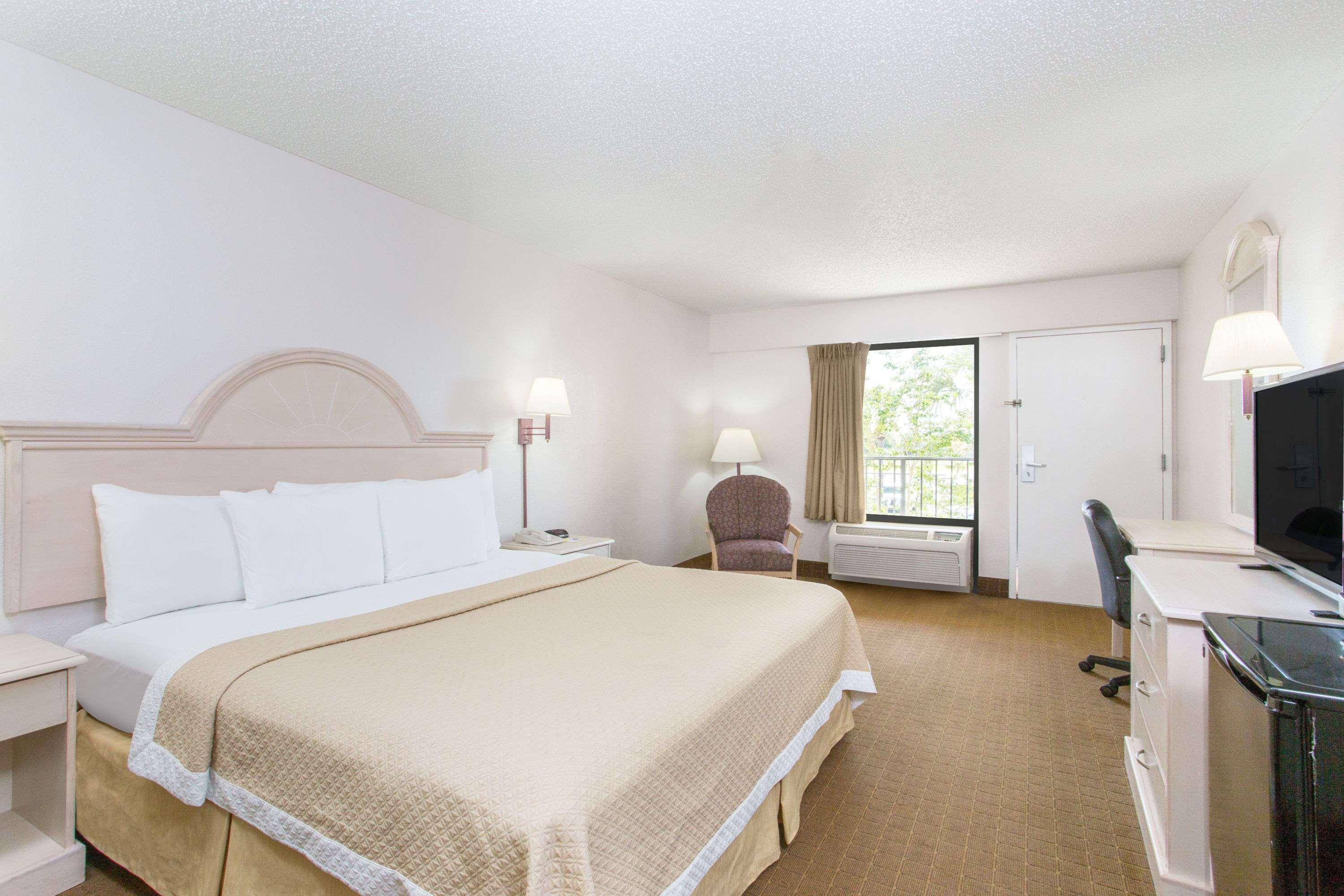 Days Inn & Suites By Wyndham Navarre - Near Beaches Hurlburt Exterior foto