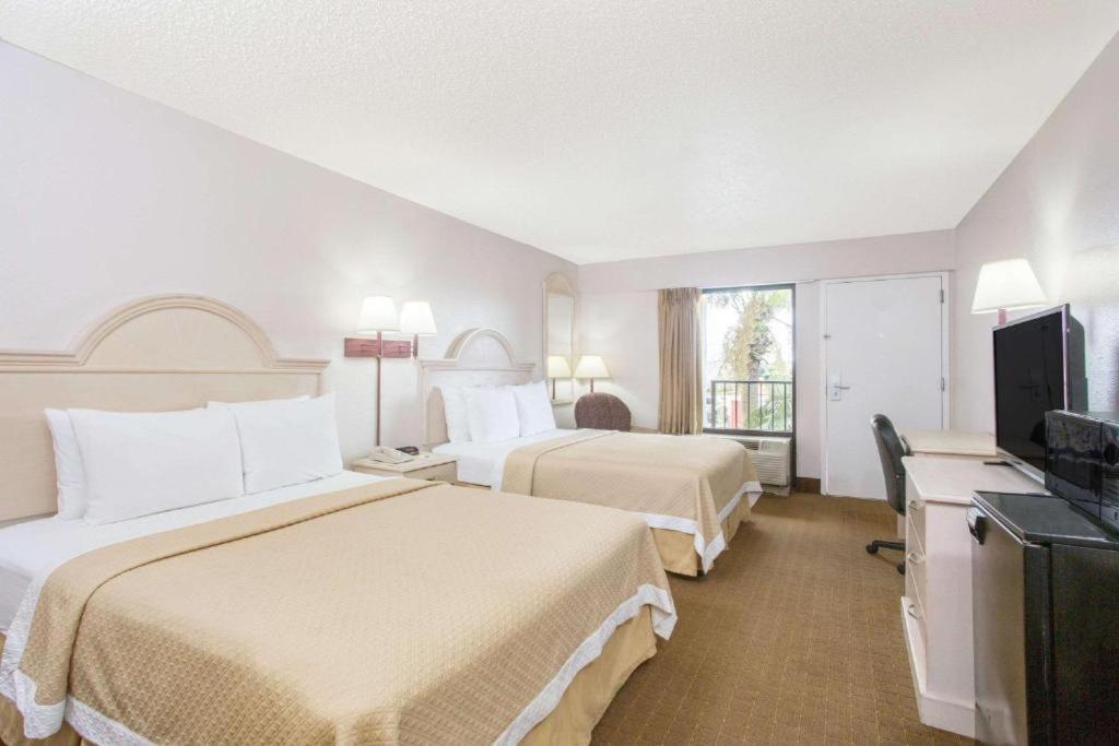 Days Inn & Suites By Wyndham Navarre - Near Beaches Hurlburt Exterior foto