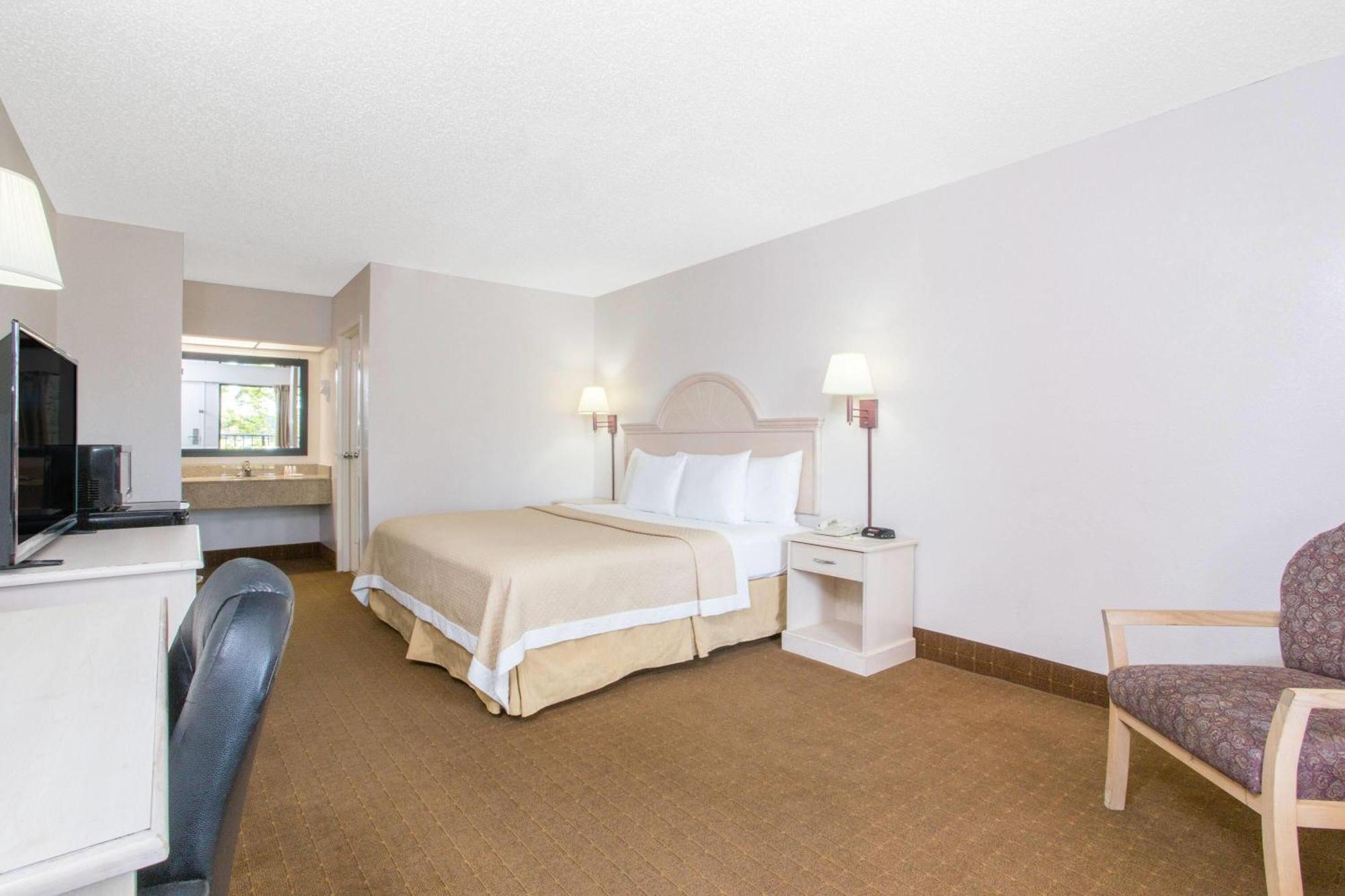 Days Inn & Suites By Wyndham Navarre - Near Beaches Hurlburt Exterior foto