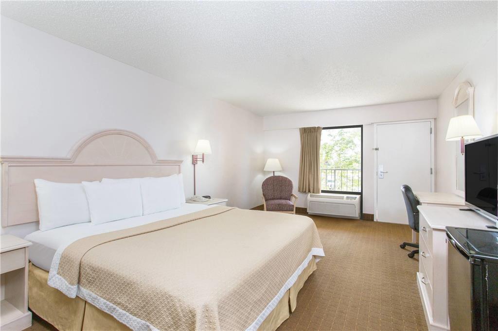 Days Inn & Suites By Wyndham Navarre - Near Beaches Hurlburt Habitación foto