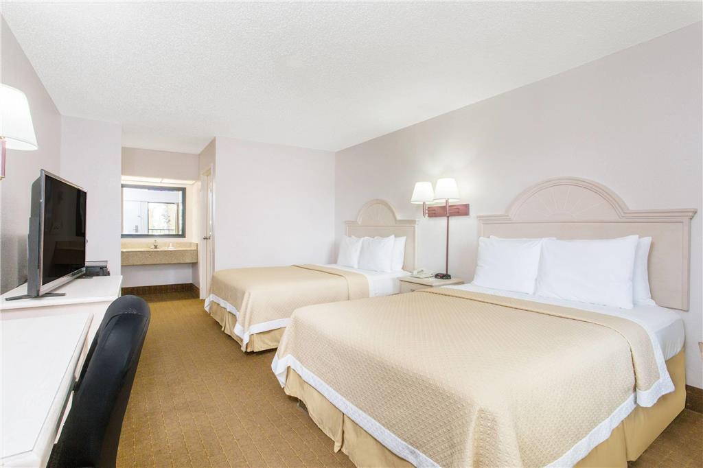 Days Inn & Suites By Wyndham Navarre - Near Beaches Hurlburt Habitación foto