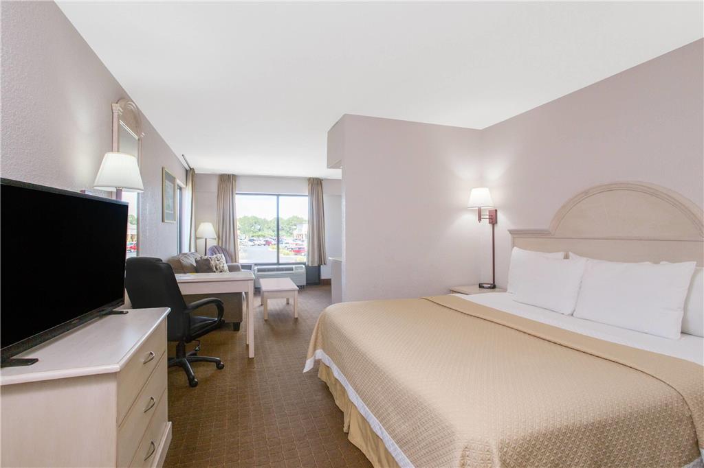 Days Inn & Suites By Wyndham Navarre - Near Beaches Hurlburt Habitación foto